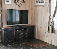 TV benk 140 cm bredde, her vist i farge A201 Sort antikk og med std MD1 Buet dørprofil