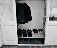 Skyvedørsgarderobe 4 dørfag med MD3 Ramtre dørmodell og speilinnsats. Her vist i farge K406 Bomull klassisk.