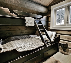Familie køyeseng frittstående. Her vist i farge A201 Sort antikk og med tilbehør sengeskuffer.